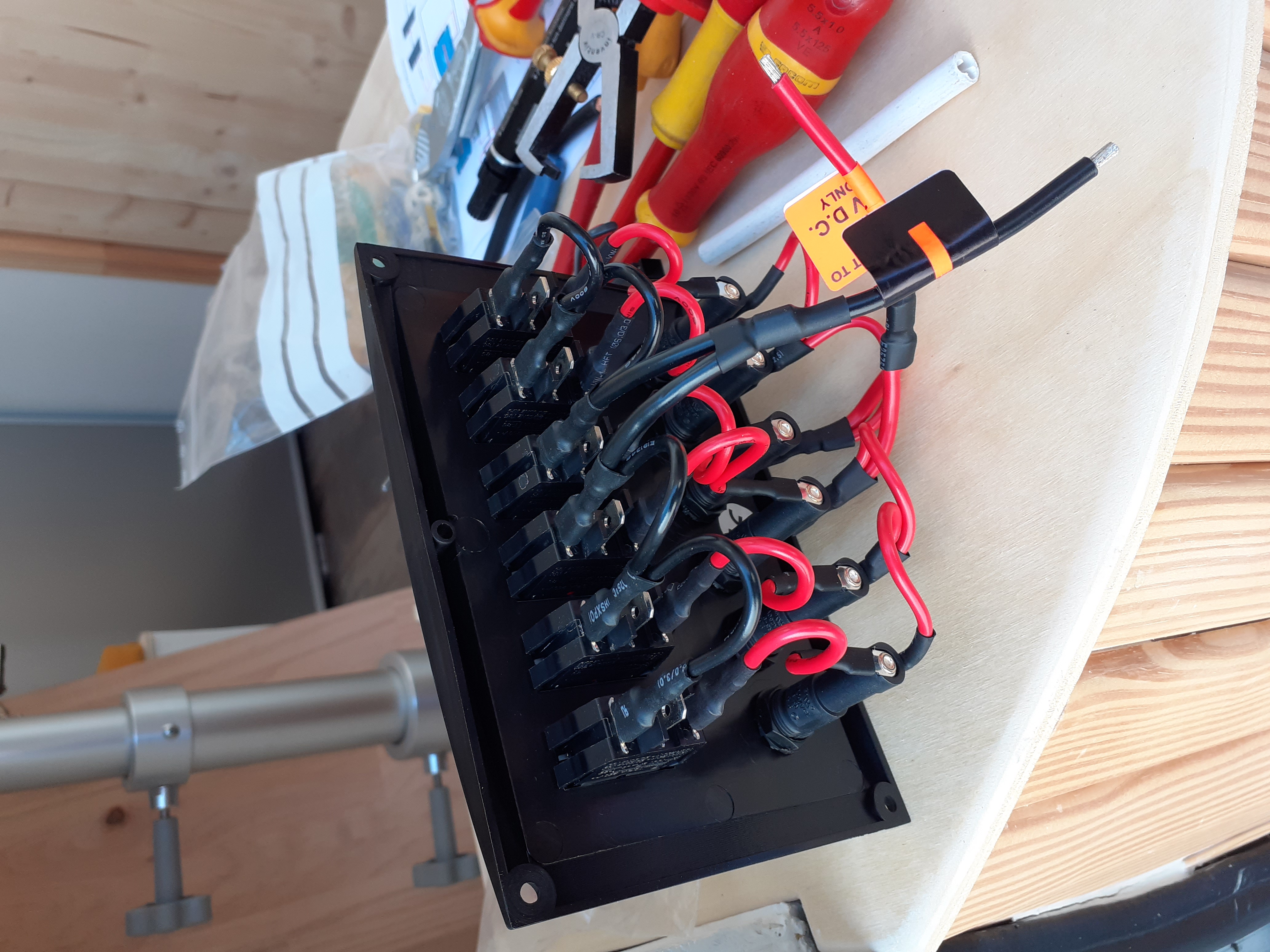 Câblage du réseau 12 volts à l’intérieur du fourgon.