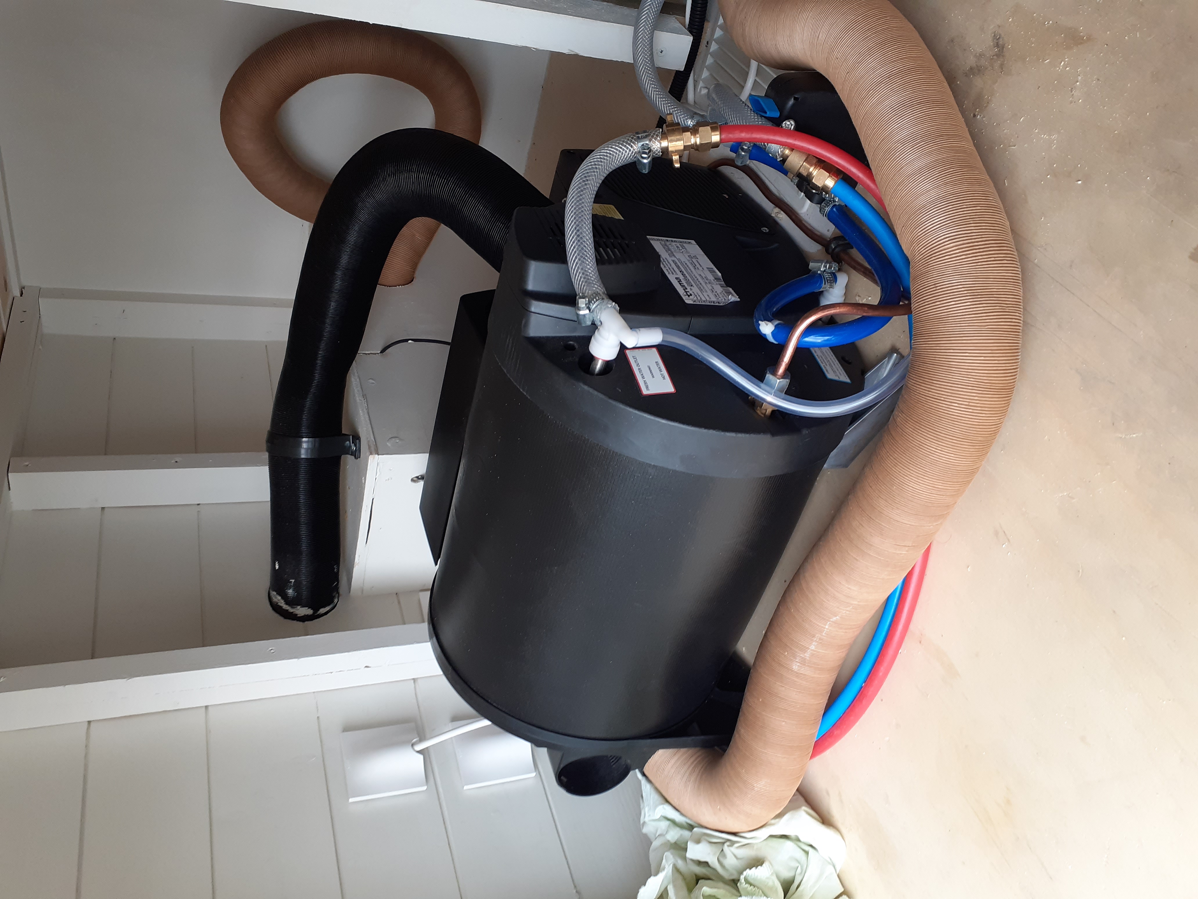 Installation du système TRUMA assurant le chauffage et la production d’eau chaude à bord.