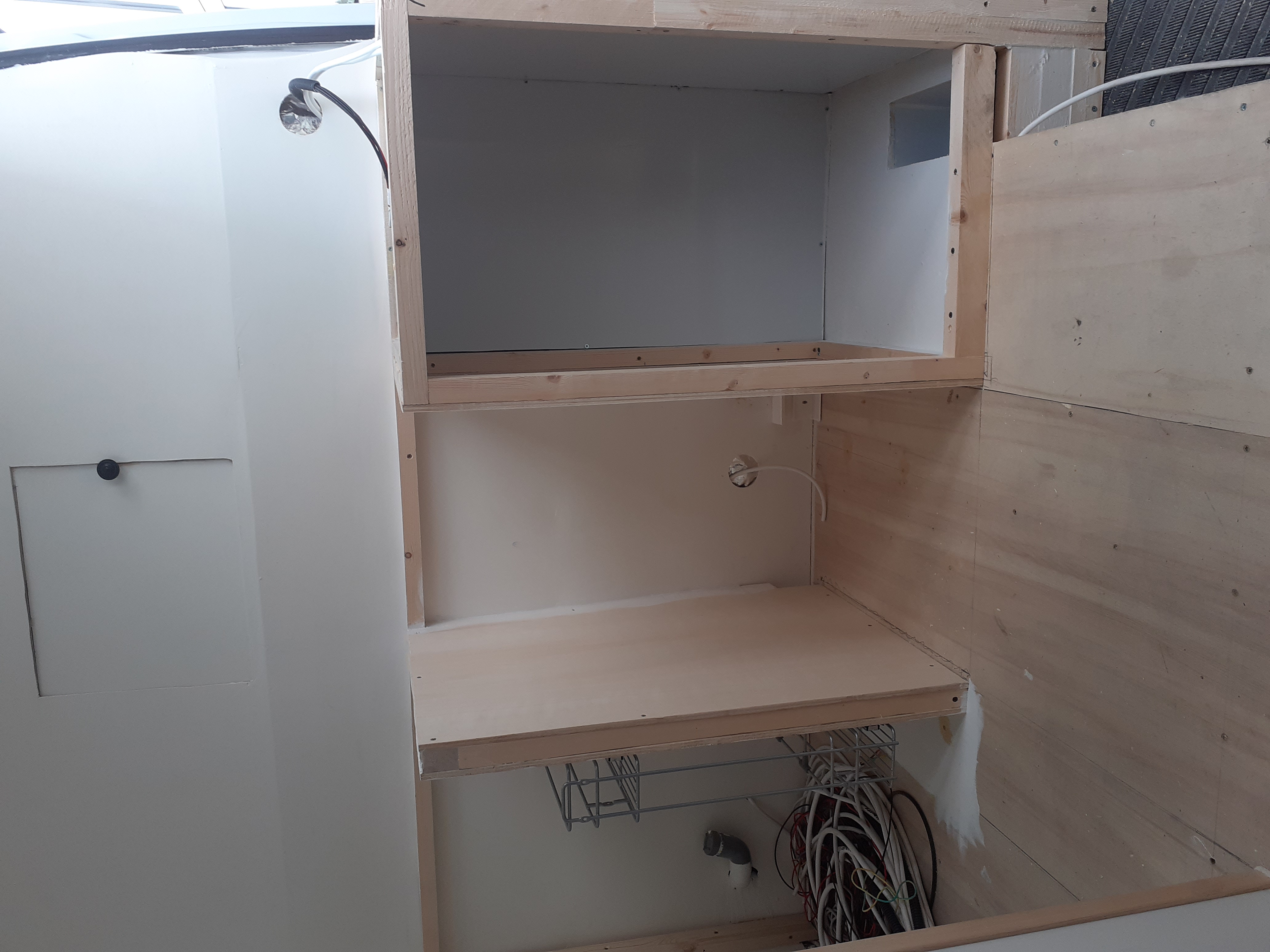 Fabrication de la structure en bois adaptée aux contraintes du van.