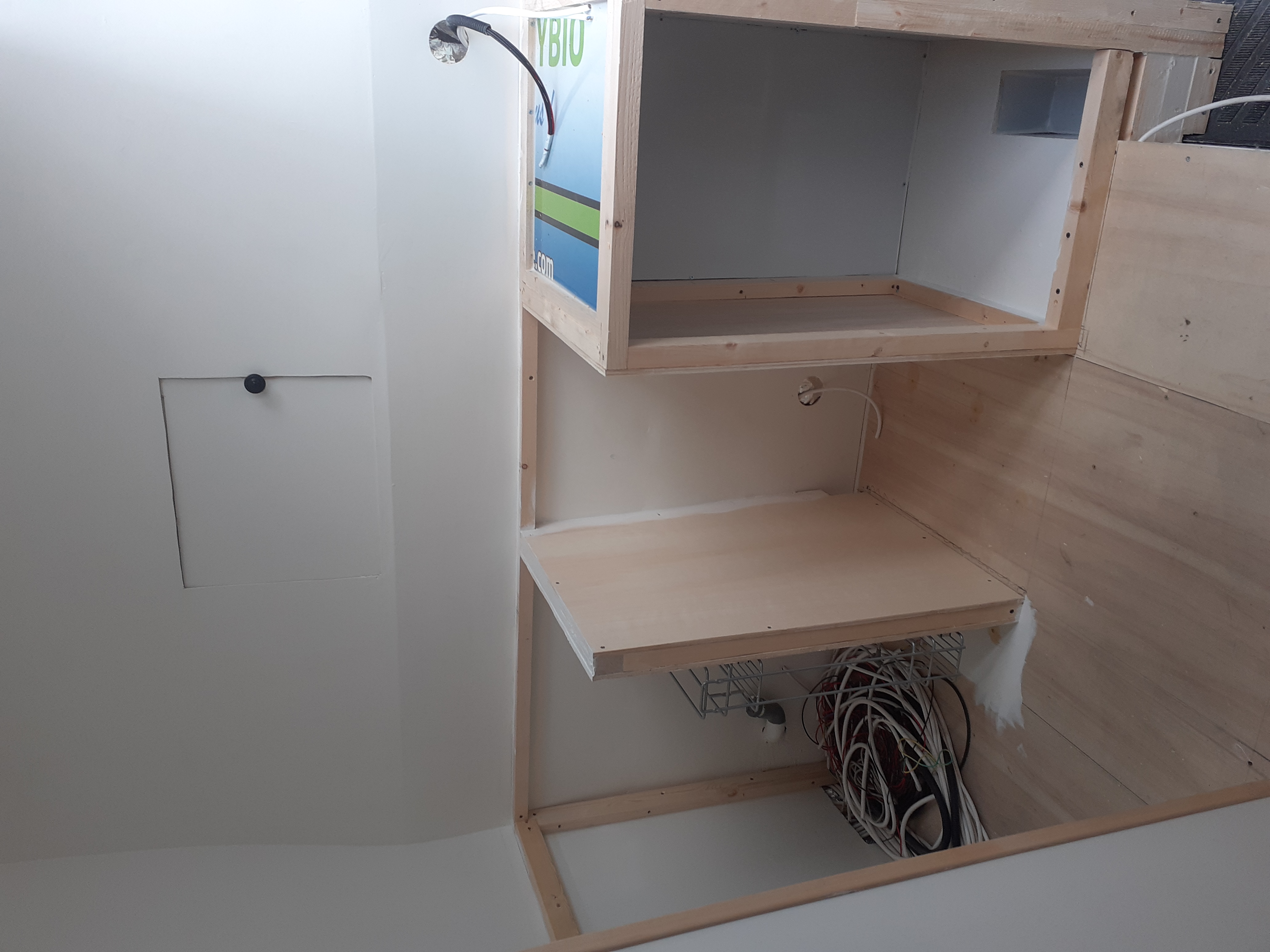 Assemblage des modules et préparation des emplacements techniques.