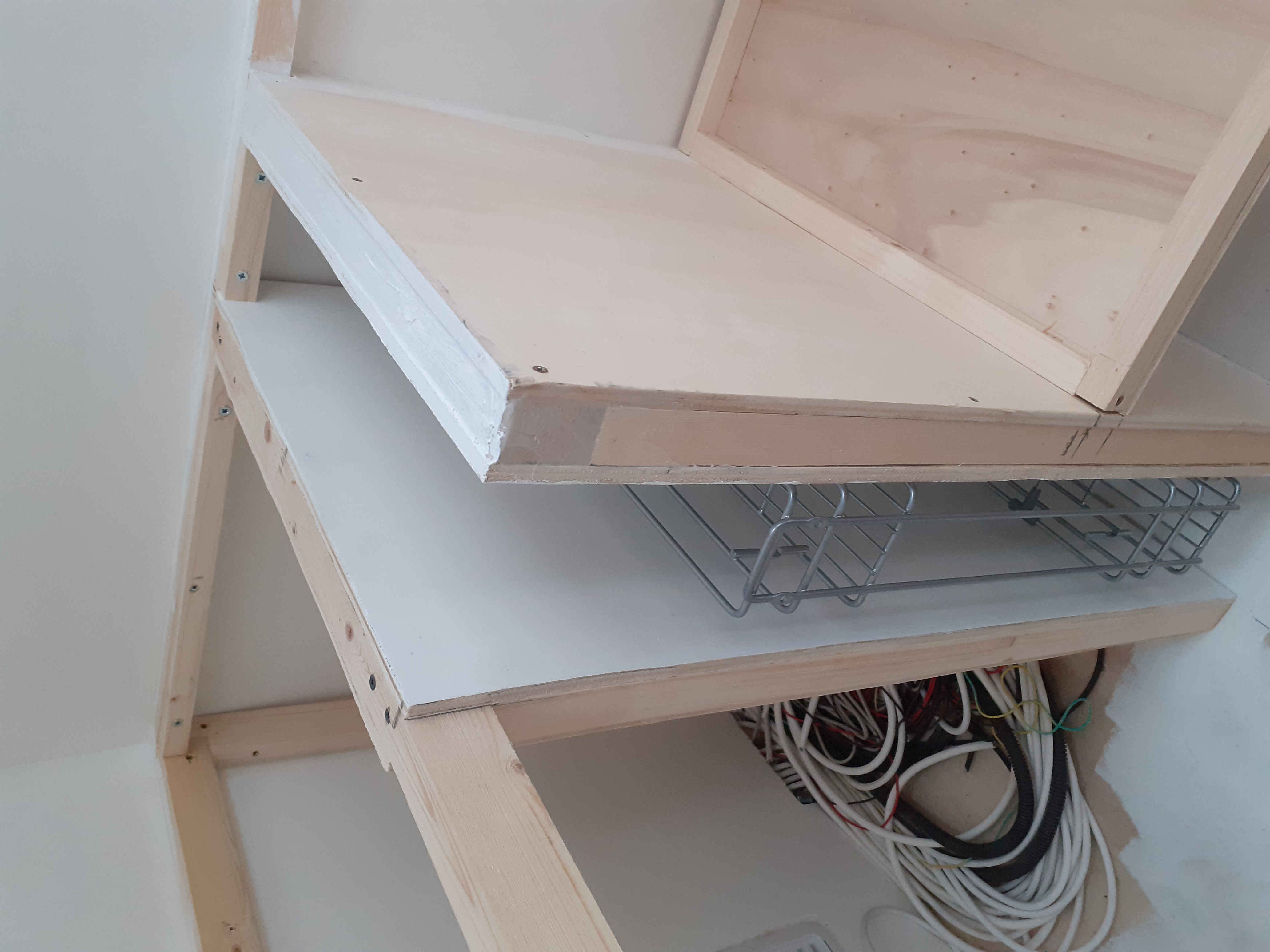 Création de l’espace cuisine avec implantation sur mesure dans le véhicule.