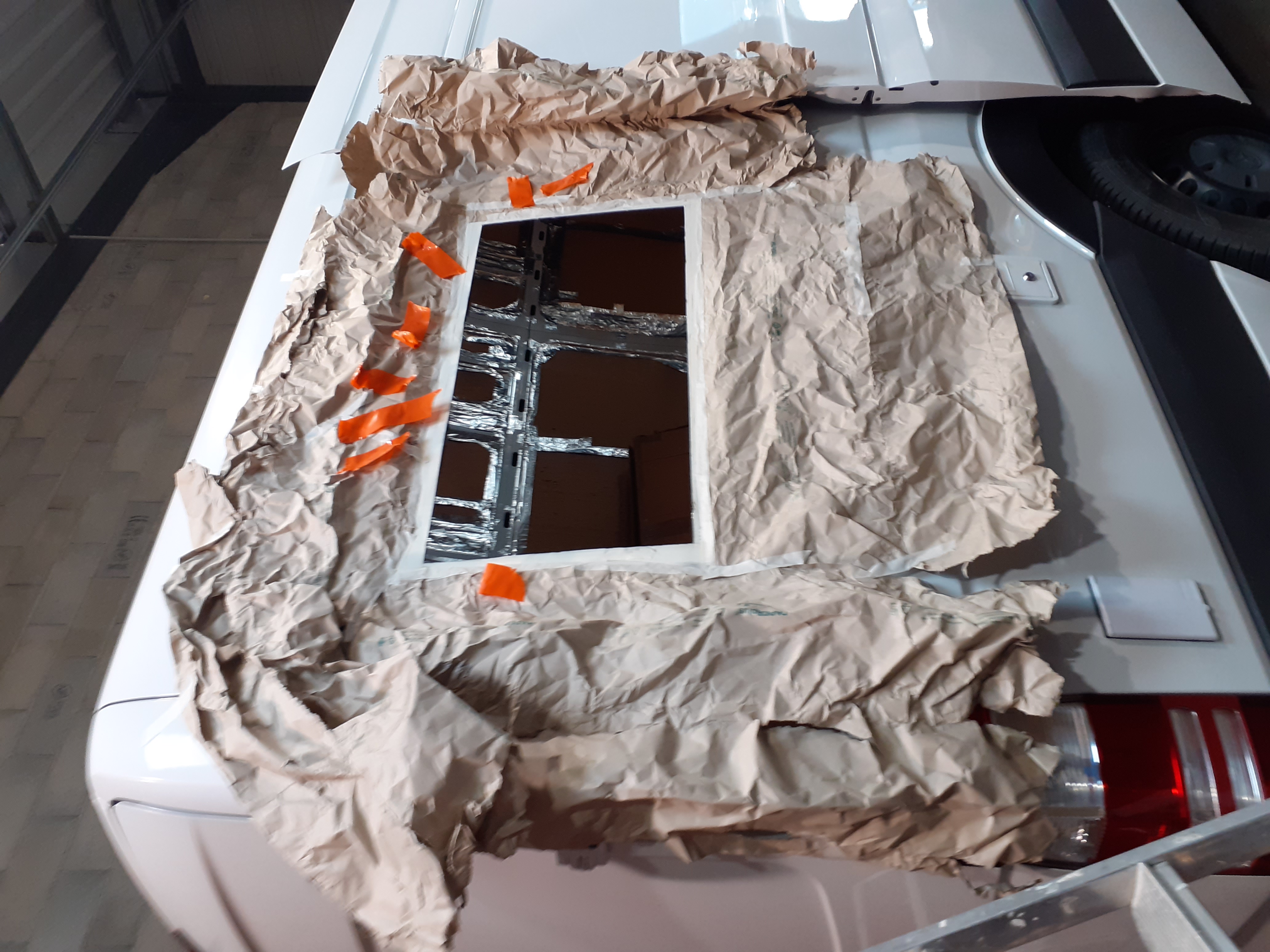 Découpe de la carrosserie pour préparer l’intégration des vitrages.