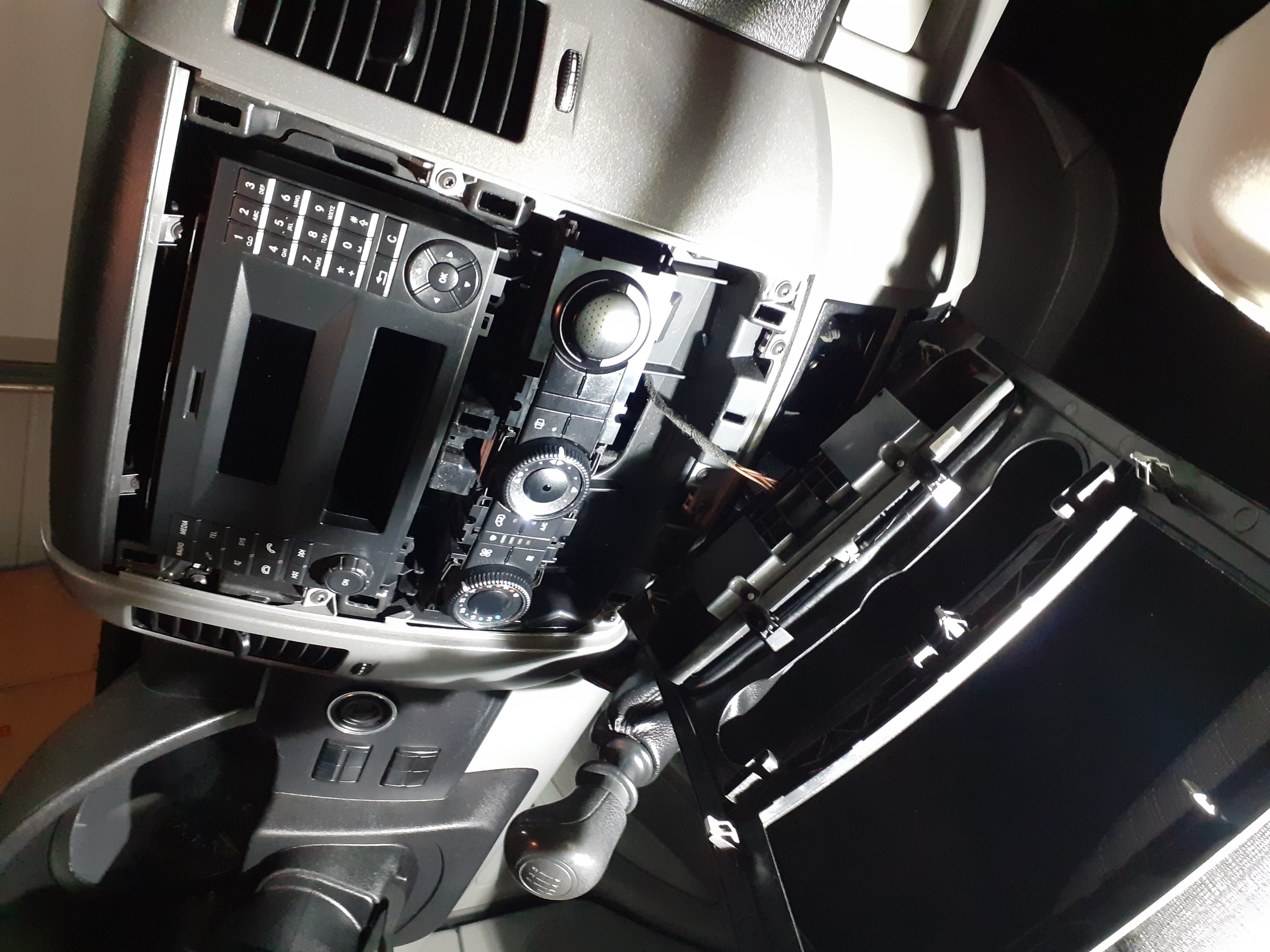 Démontage de l’ancien système audio avant modernisation.