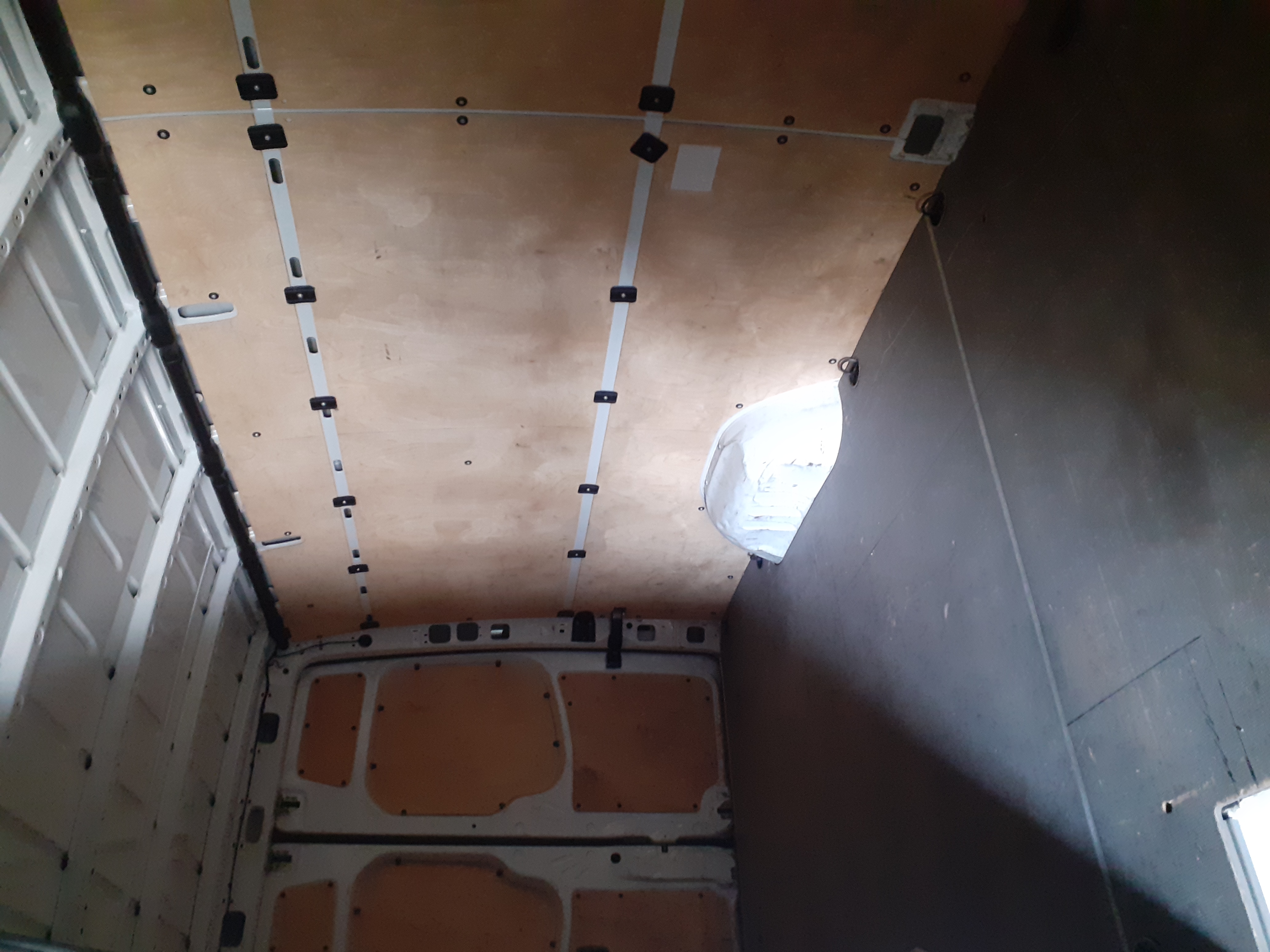 Démontage complet de l’intérieur du véhicule avant transformation.