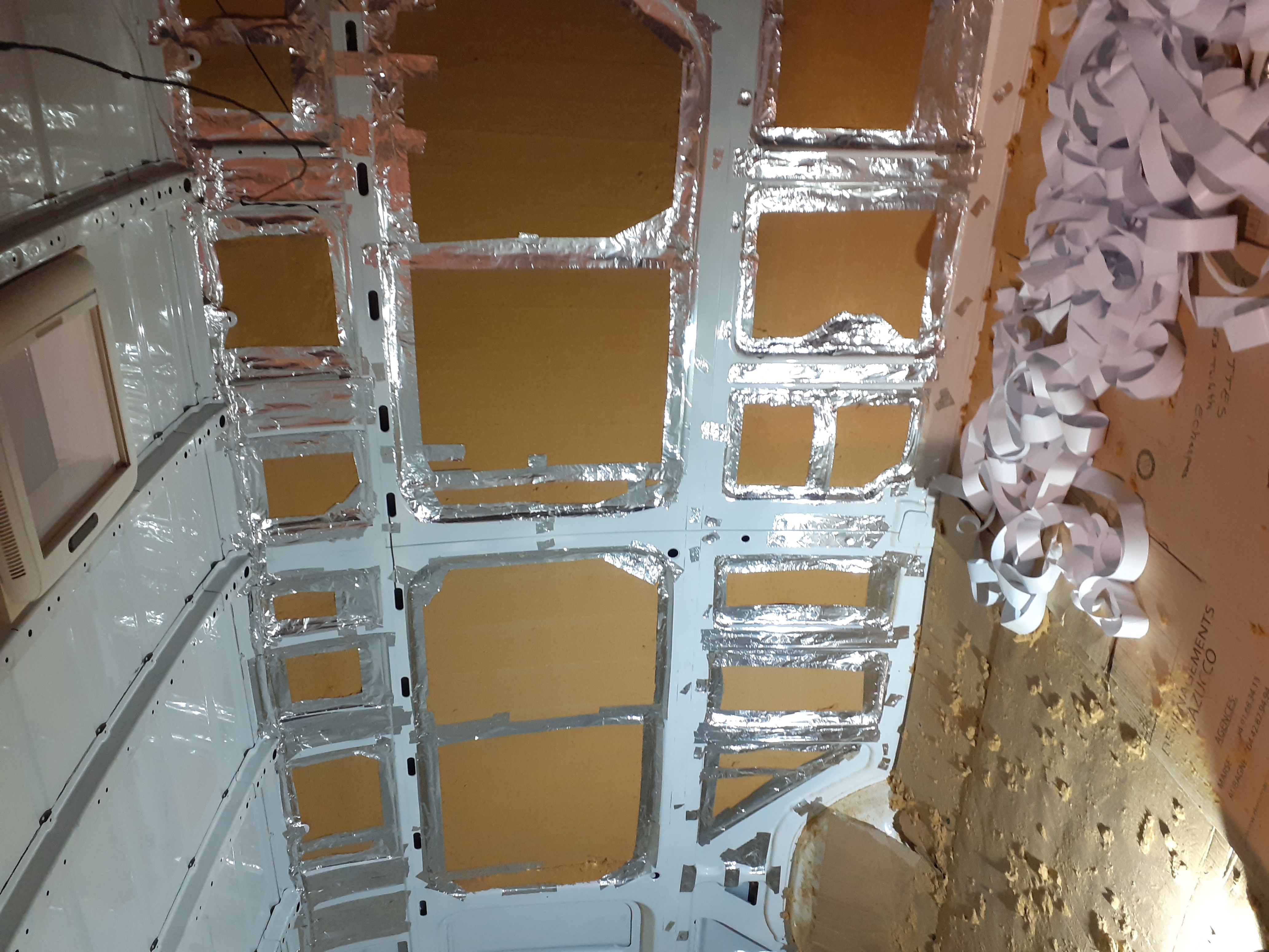 Pose d’une isolation en fibre de bois pour améliorer le confort thermique et acoustique.