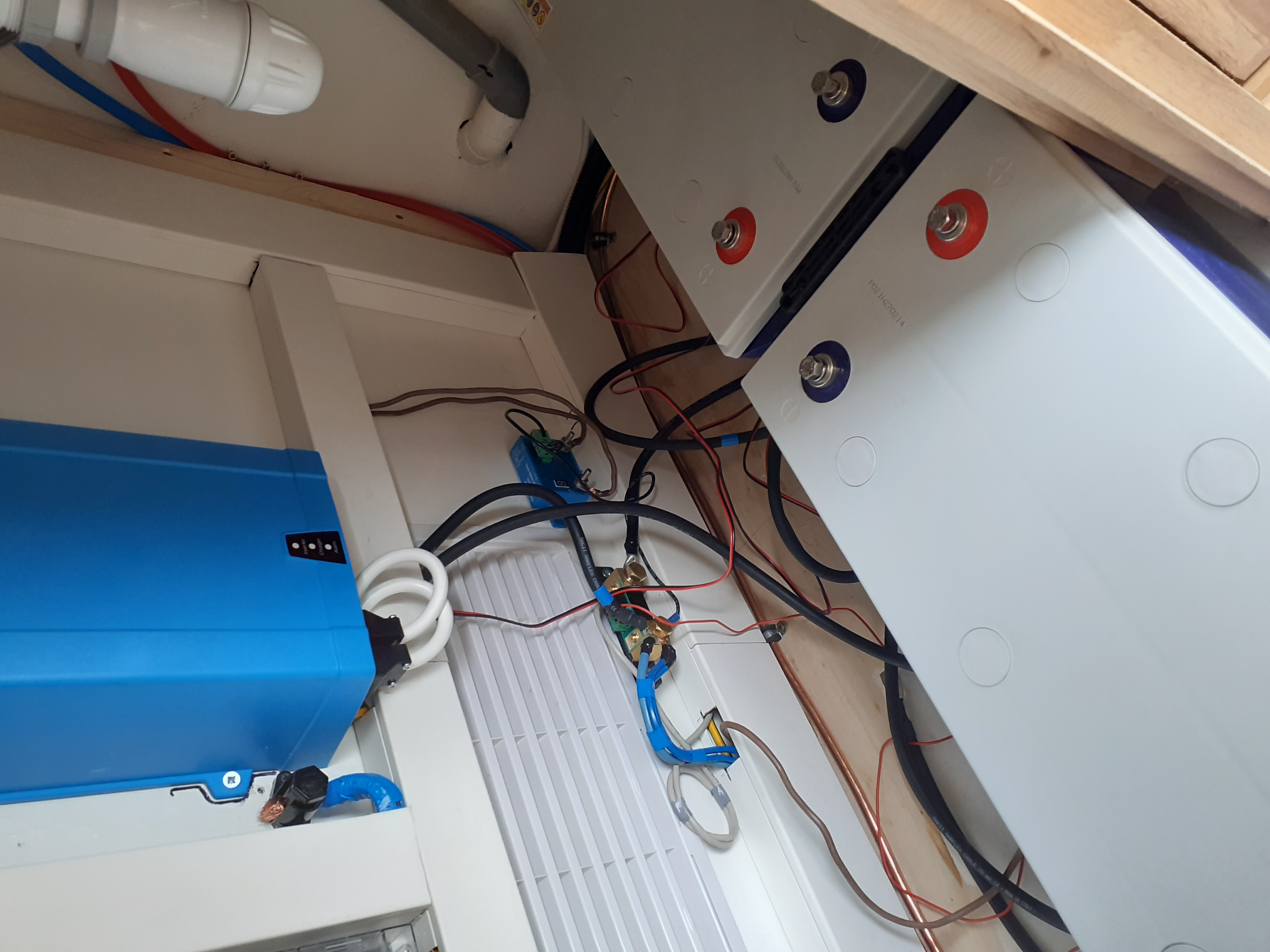 Mise en place des batteries auxiliaires pour l’autonomie du véhicule.