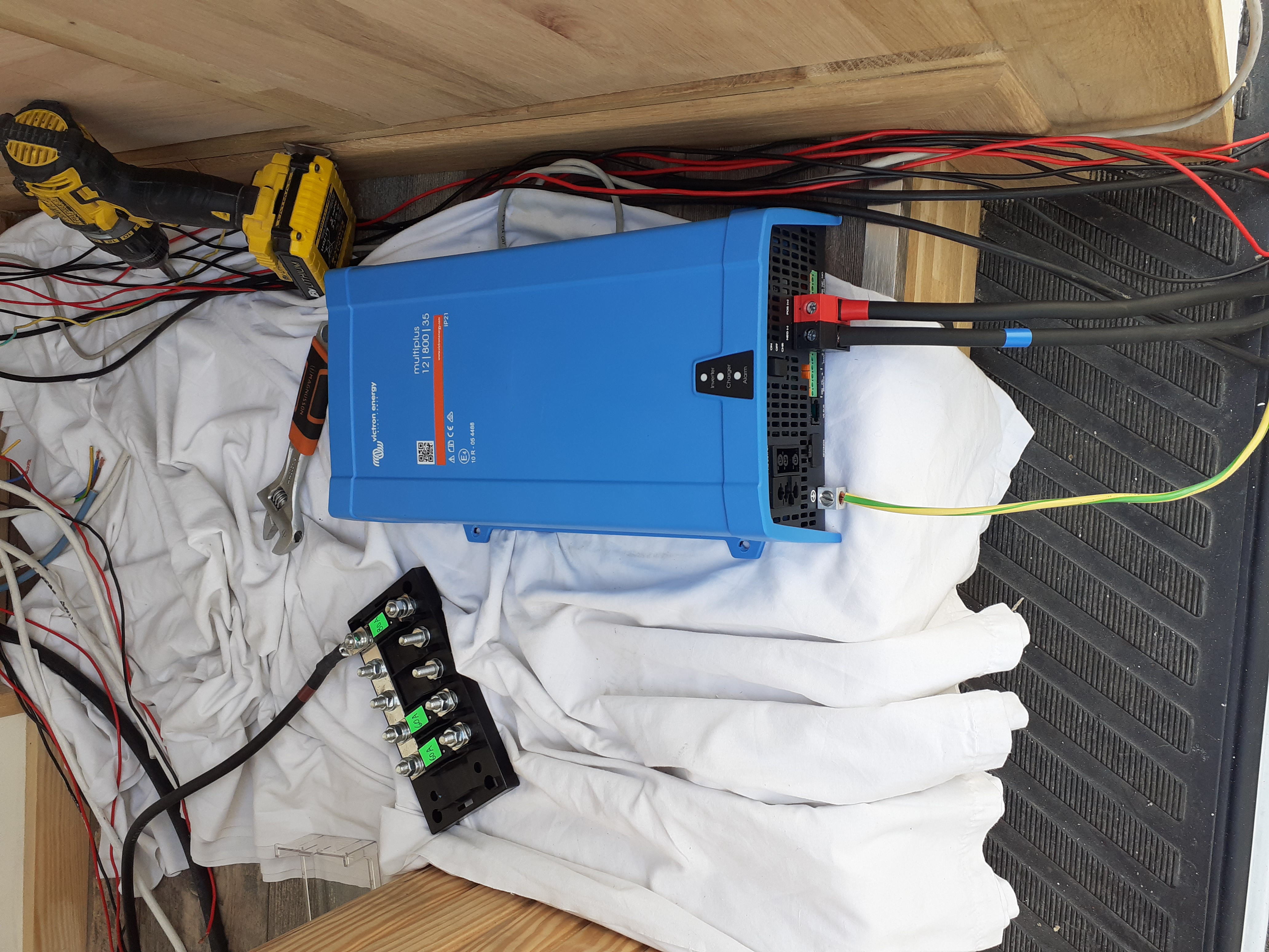 Installation du convertisseur Victron pour l’alimentation électrique embarquée.