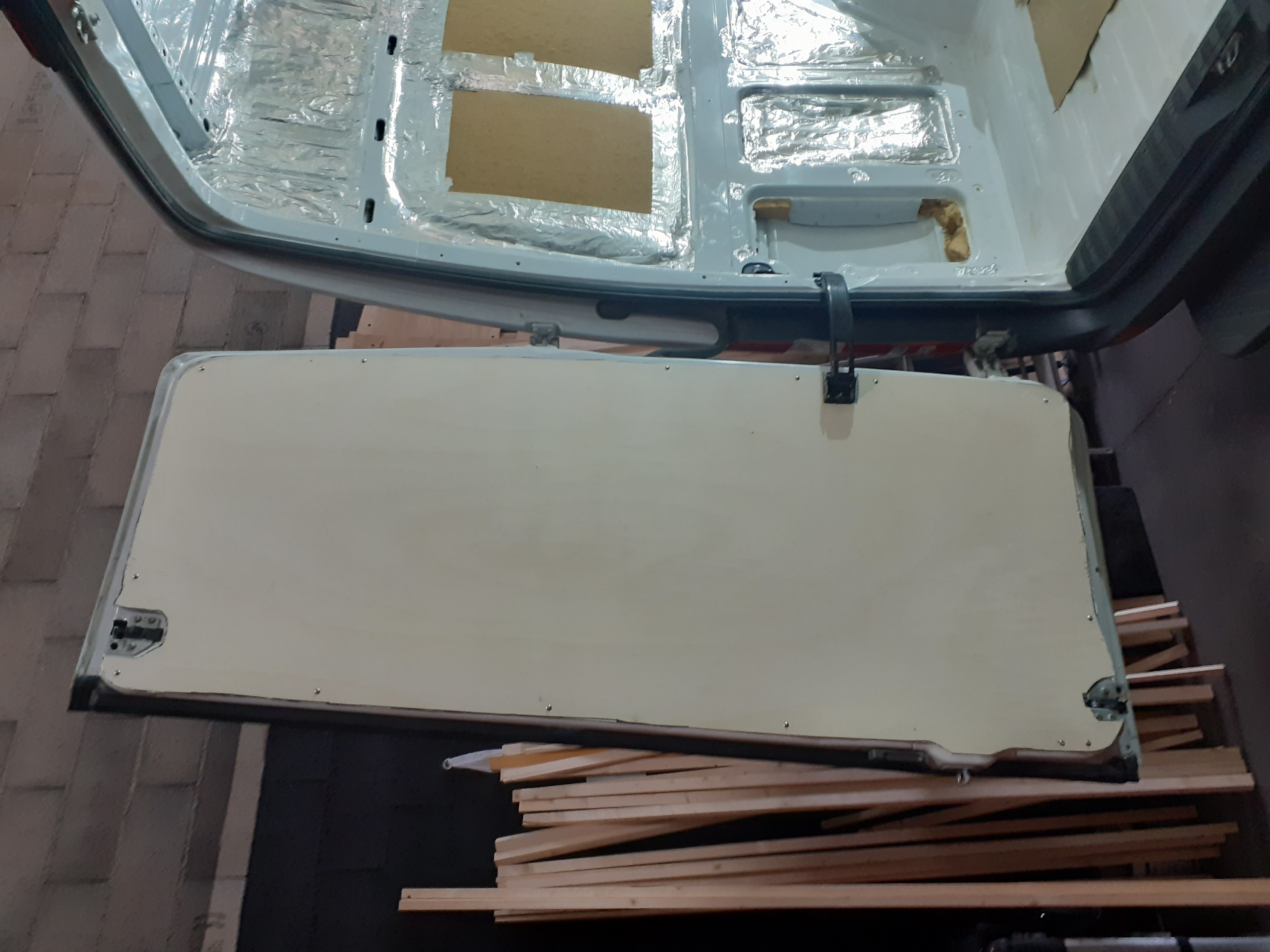 Isolation des portes pour limiter les déperditions thermiques.