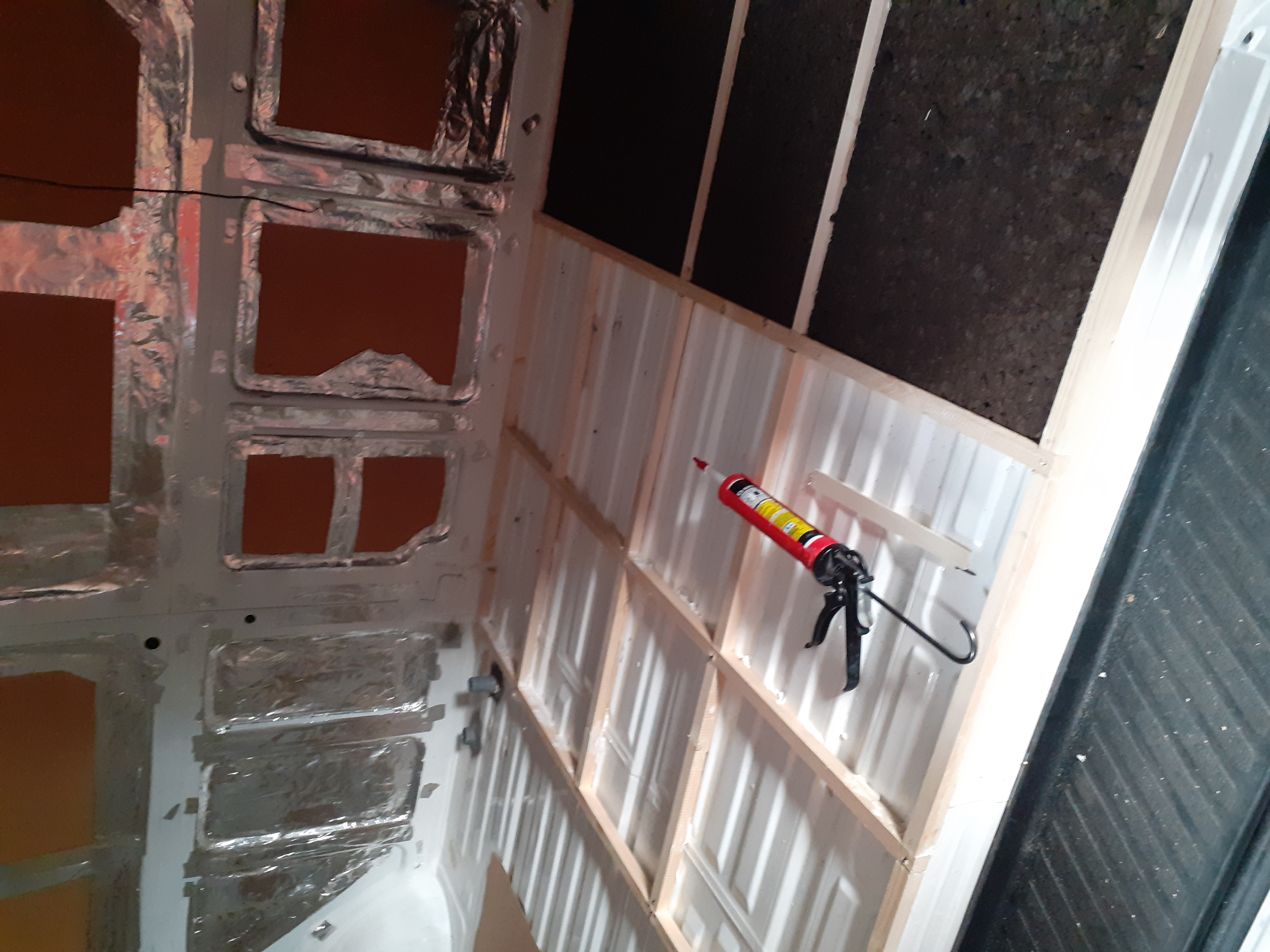 Optimisation de l’isolation sur les surfaces internes du fourgon.