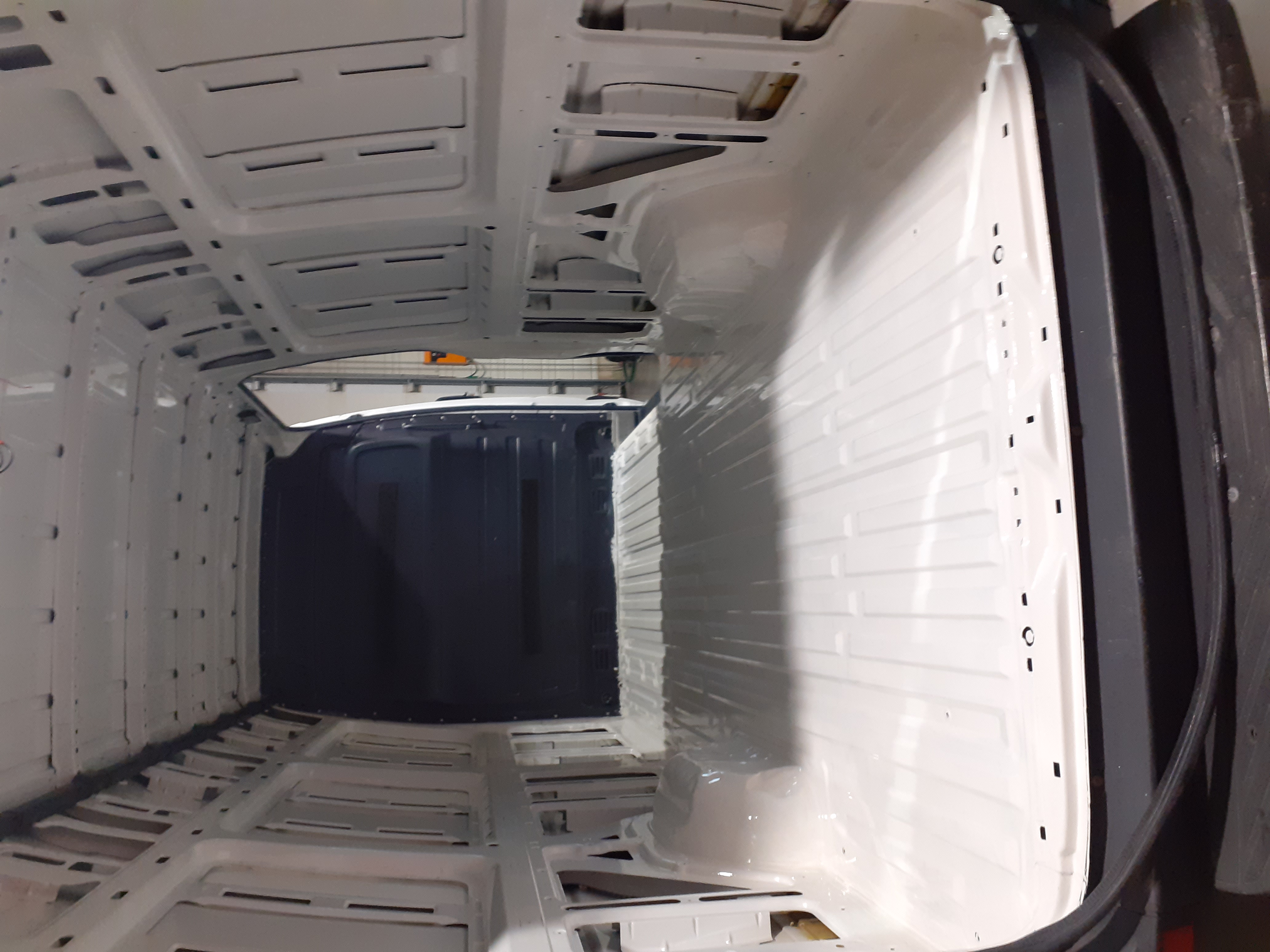 Application d’une protection anti-corrosion durable sur la carrosserie intérieure.