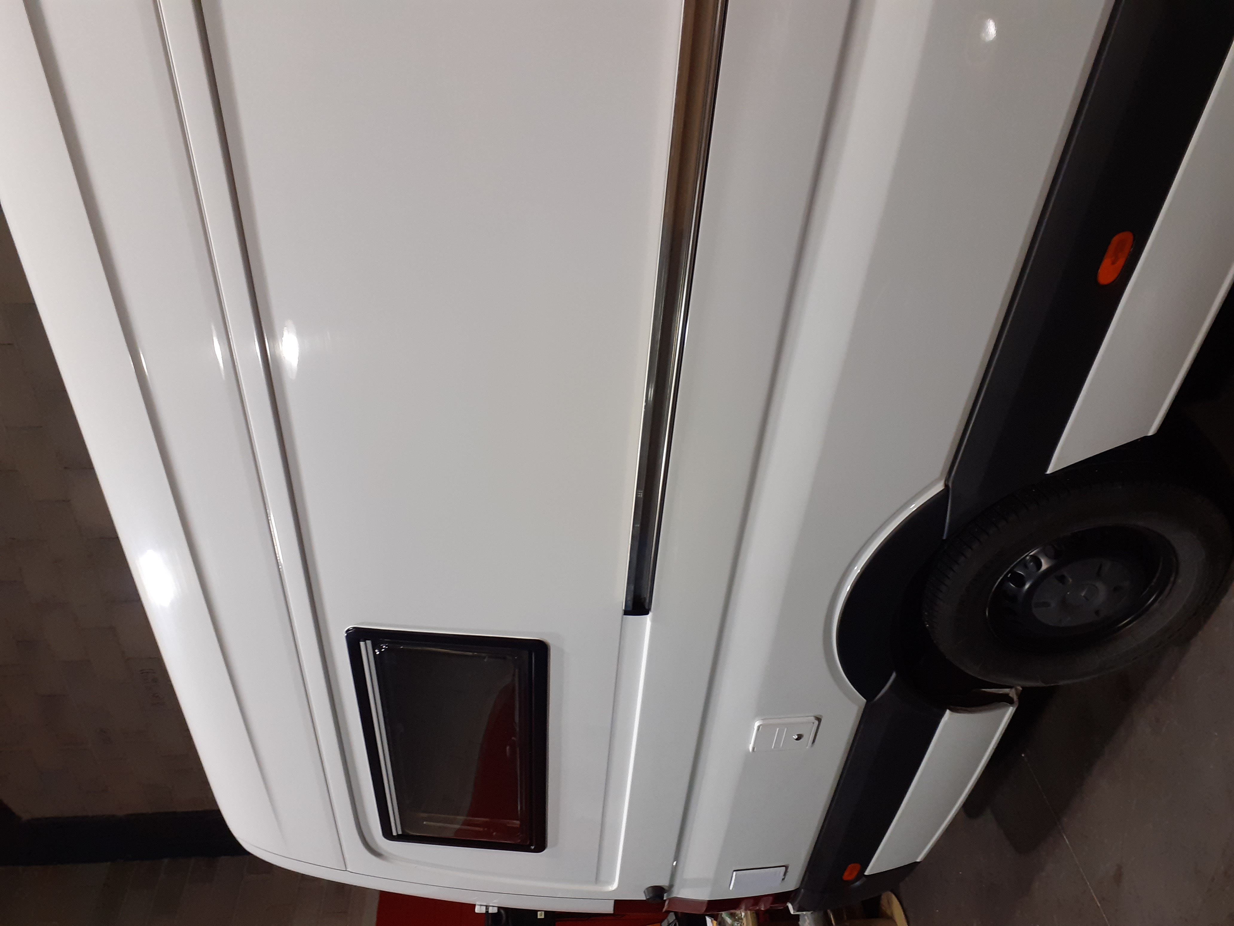 Installation des fenêtres latérales sur la carrosserie.